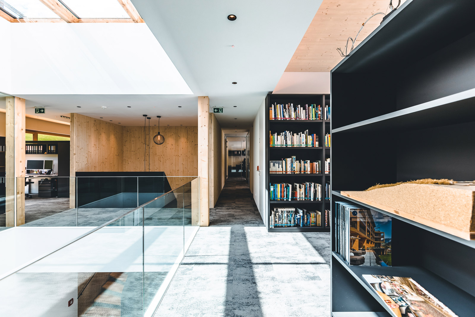 M29 Workspace Logo an der Holzfassade mit Blick auf die Umgebung