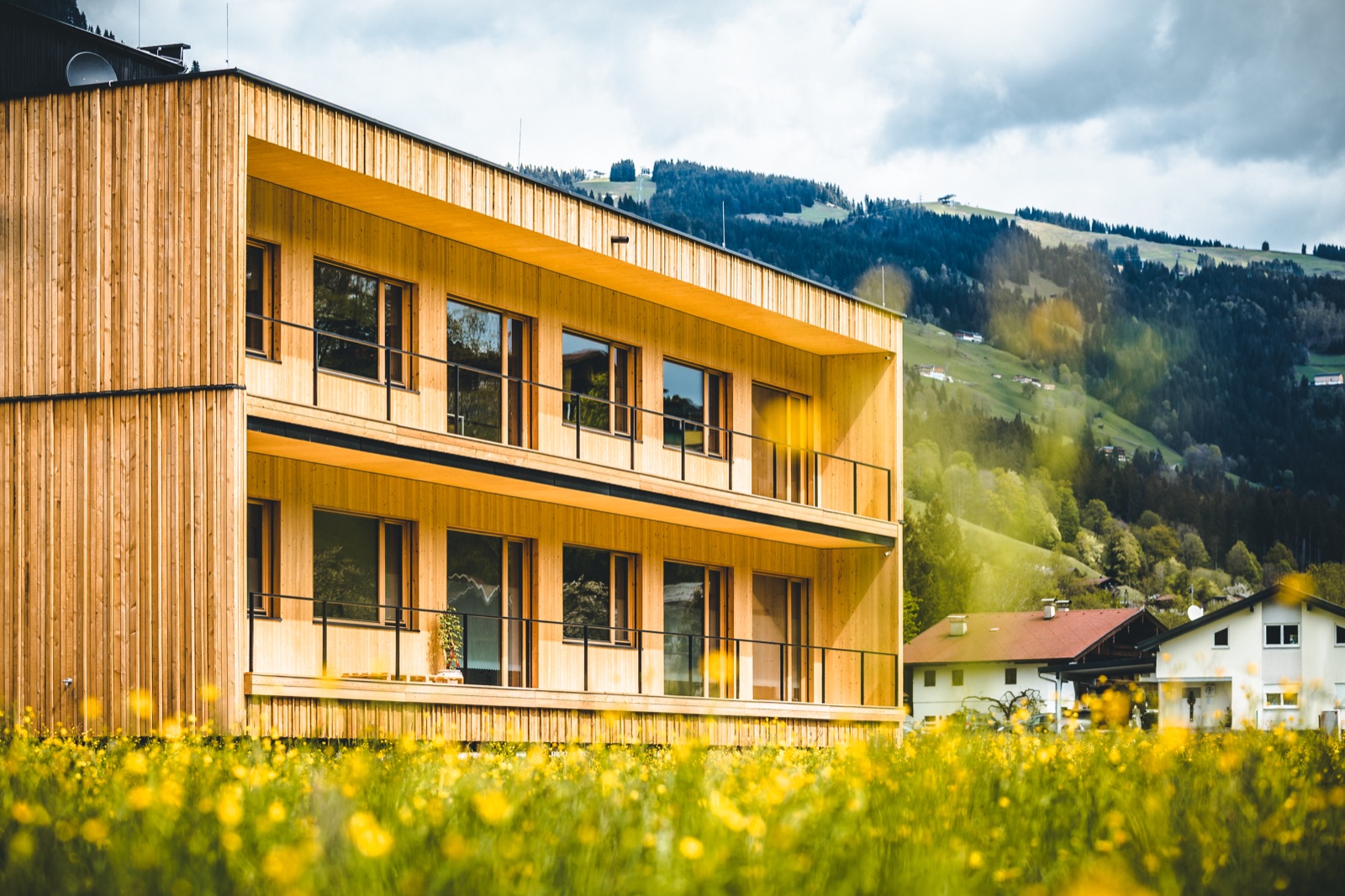 Holzfassade des M29 Workspace mit moderner Büroarchitektur