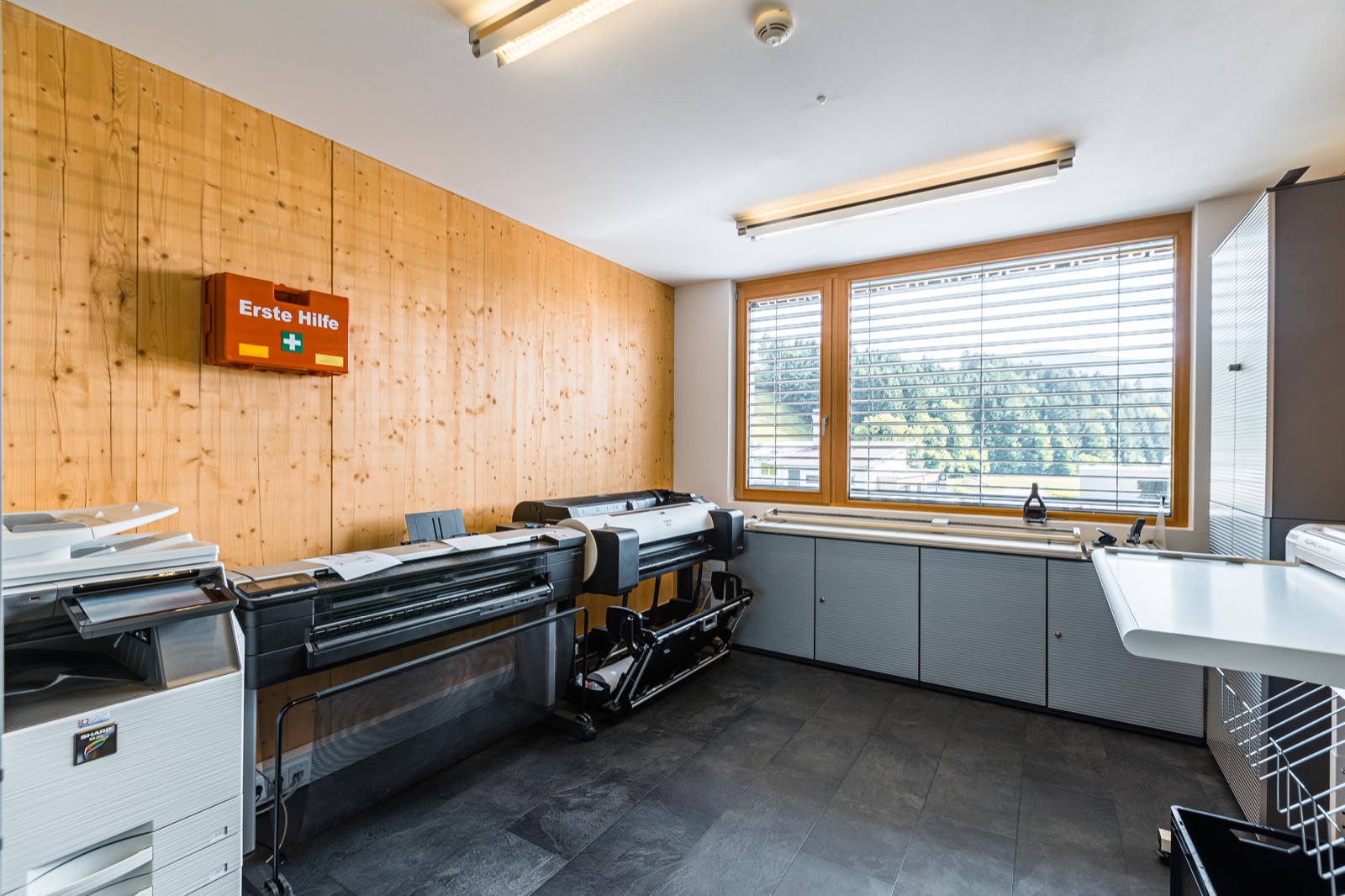 Modernes Büro mit Holzoberflächen und Arbeitsplatz
